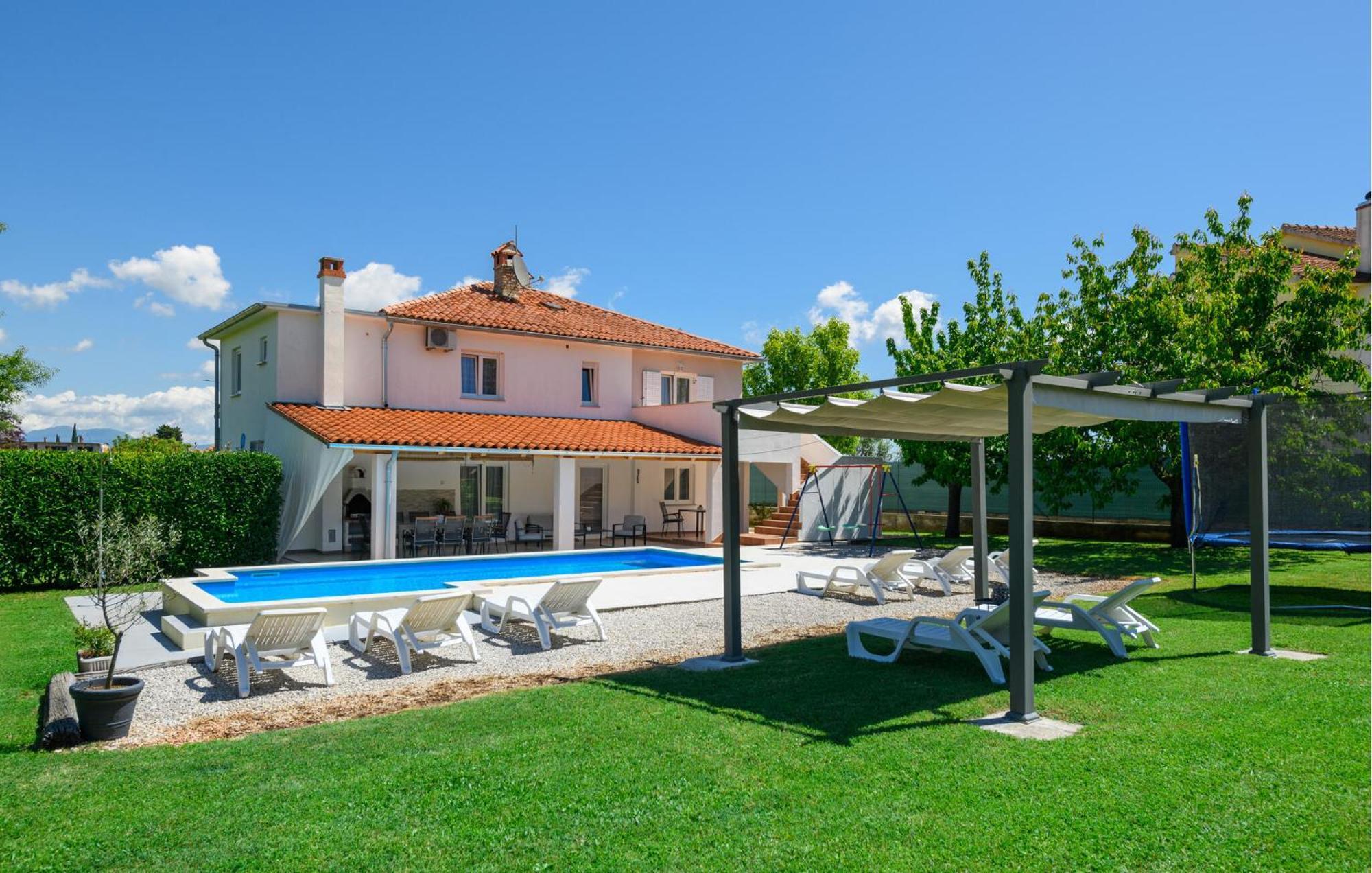 Stunning In Frkeci With Kitchen Hébergement de vacances Barban